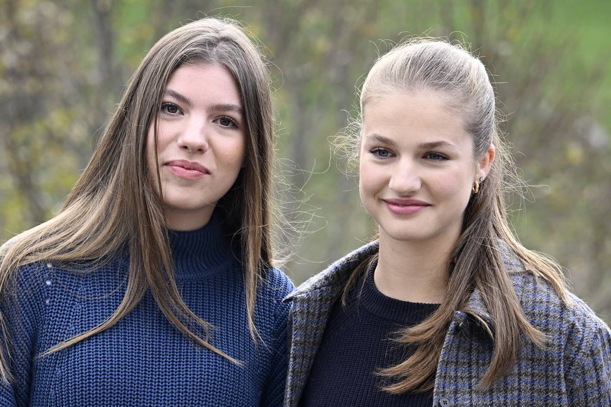 Foto colorida de duas mulheres posando para foto - Metrópoles