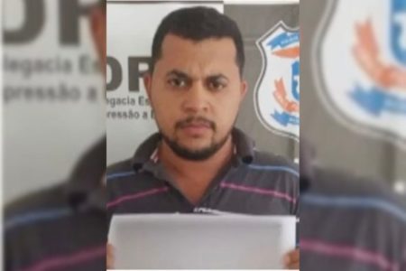 Imagem colorida de chefe do Comando Vermelho foragido após ser solto - Metrópoles