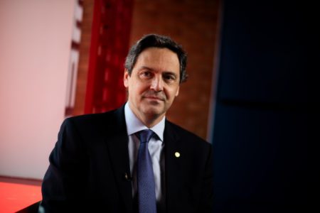 Deputado Luiz Philippe de Orléans e Bragança, no estúdio do portal Metrópoles durante entrevidta