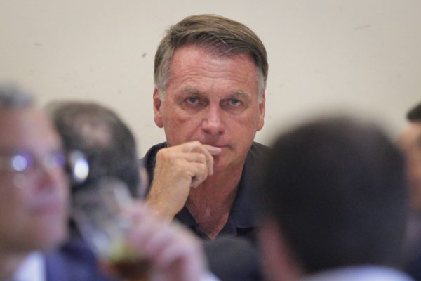 imagem colorida de jair bolsonaro, durante almoço em churrascaria, ao lado de valdemar costa neto e demais lideranças do PL, em brasília