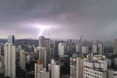 Imagem colorida da vista área de prédios em dia chuvoso - Metrópoles