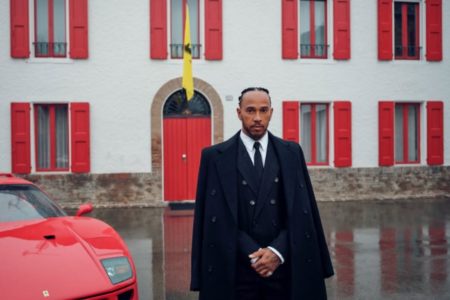 imagem colorida de Lewis Hamilton na Ferrari - Metrópoles