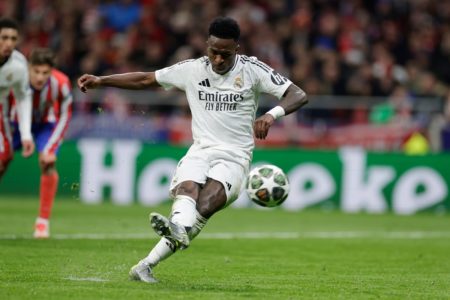 Foto colorida Vini Jr., do Real Madrid, perdendo pênalti - Metrópoles