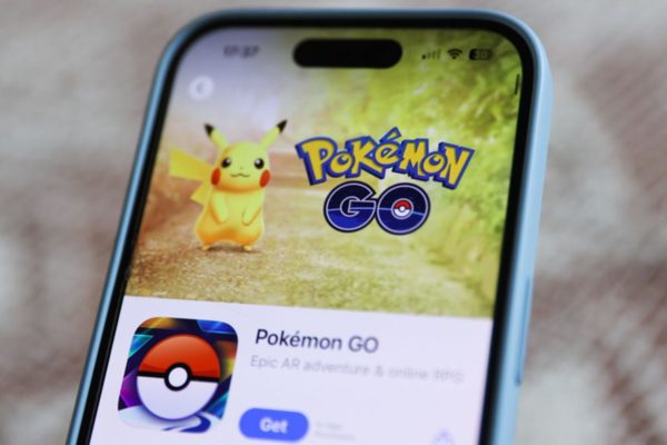 Imagem de telefone celular exibindo imagem do game Pokémon Go - Metrópoles