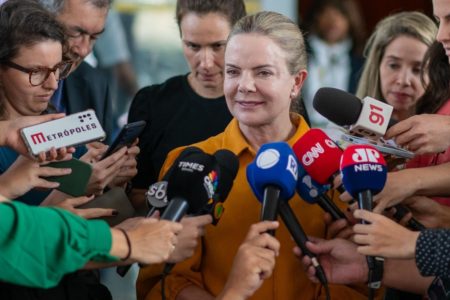 Imagem colorida da ministra das Relações Institucionais, Gleisi Hoffmann, que concede entrevista coletiva - Metrópoles