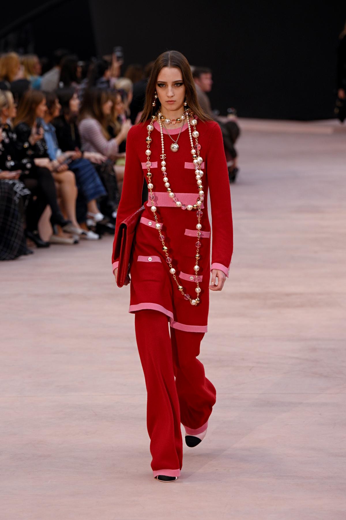 Na imagem com cor, foto de modelo no desfile da Chanel - metrópoles