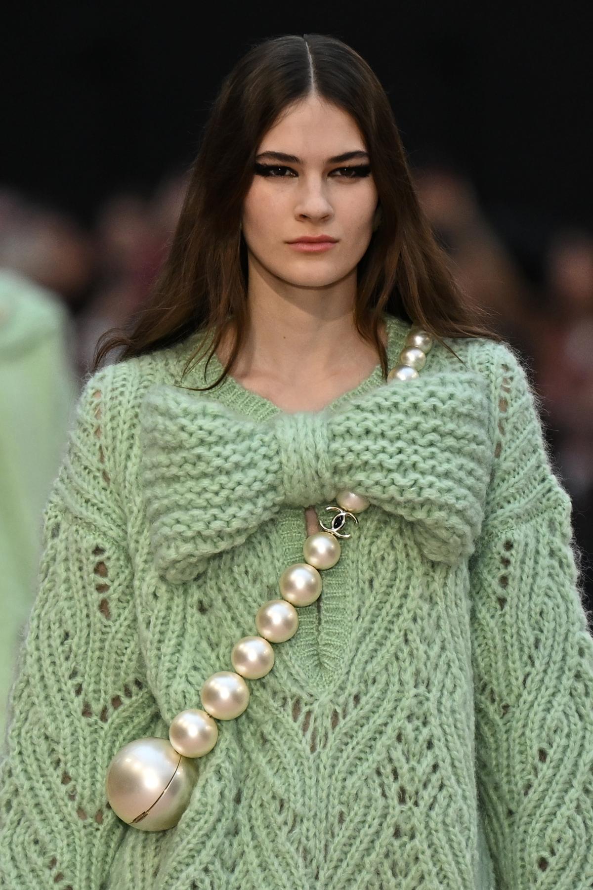 Na imagem com cor, foto de modelo no desfile da Chanel - metrópoles