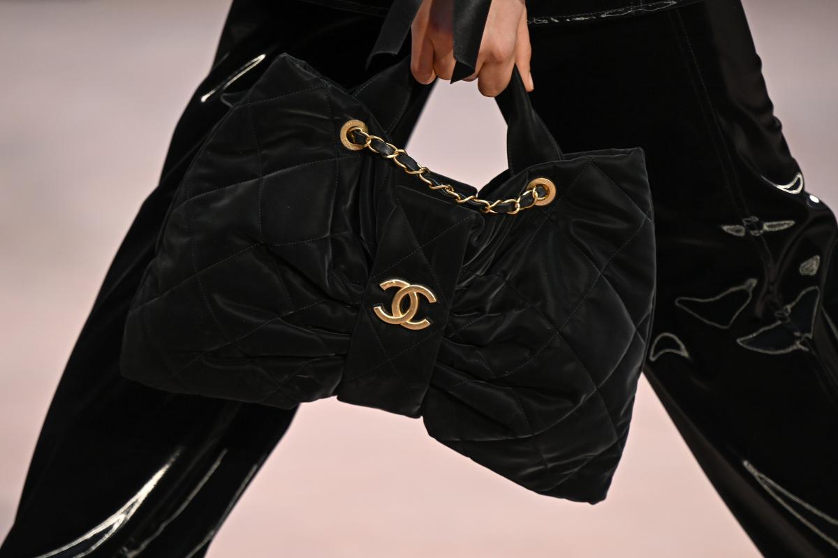 Na imagem com cor, foto de modelo no desfile da Chanel - metrópoles