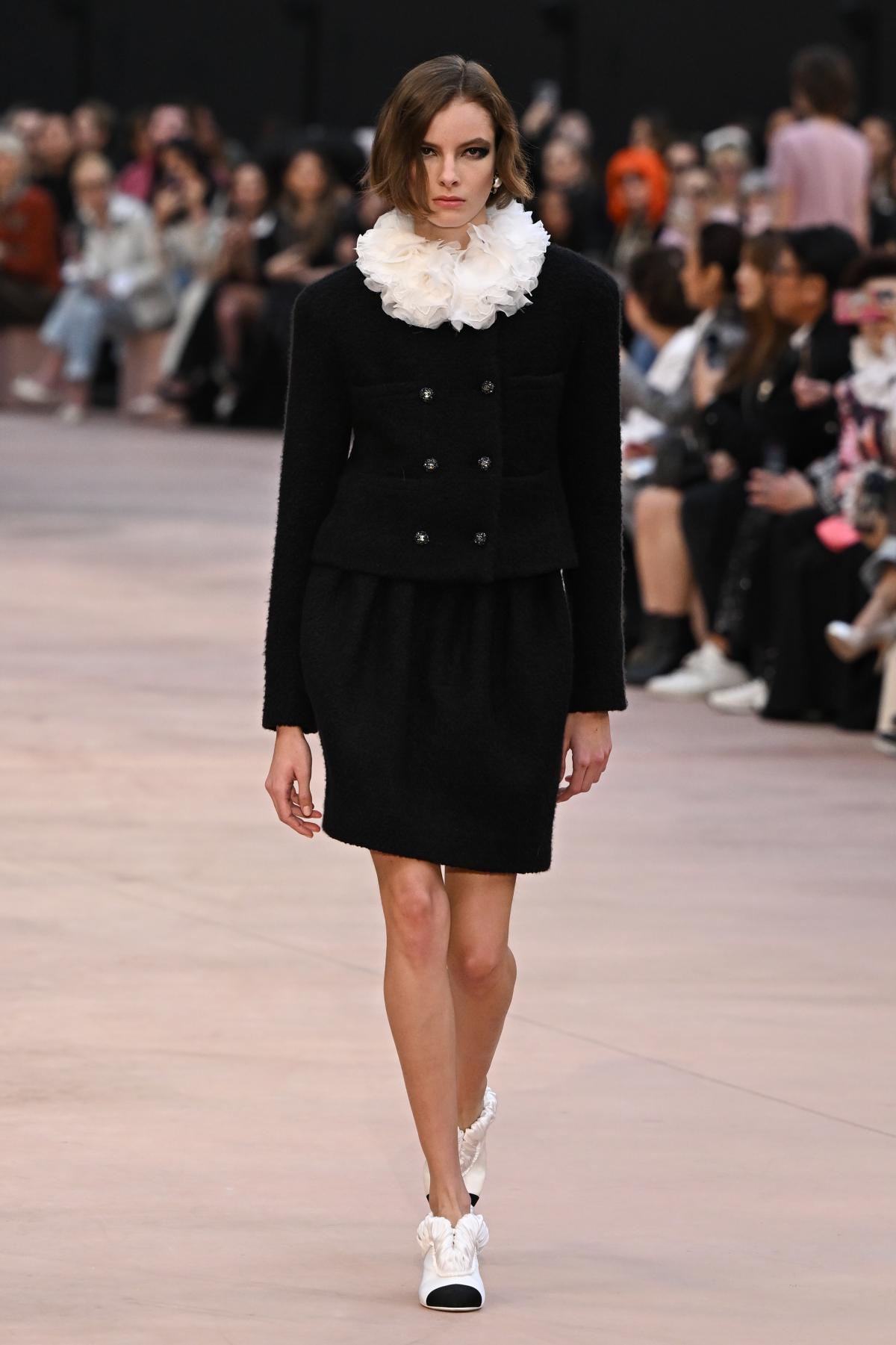 Na imagem com cor, foto de modelo no desfile da Chanel - metrópoles