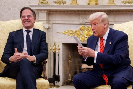 Imagem colorida mostra Trump e líder da Otan - Metrópoles