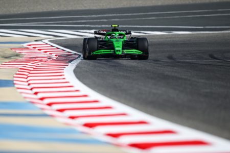Foto de Gabriel Bortoleto, em carro da Sauber, durante testes de pré-temporada da Fórmula 1 - Metrópoles