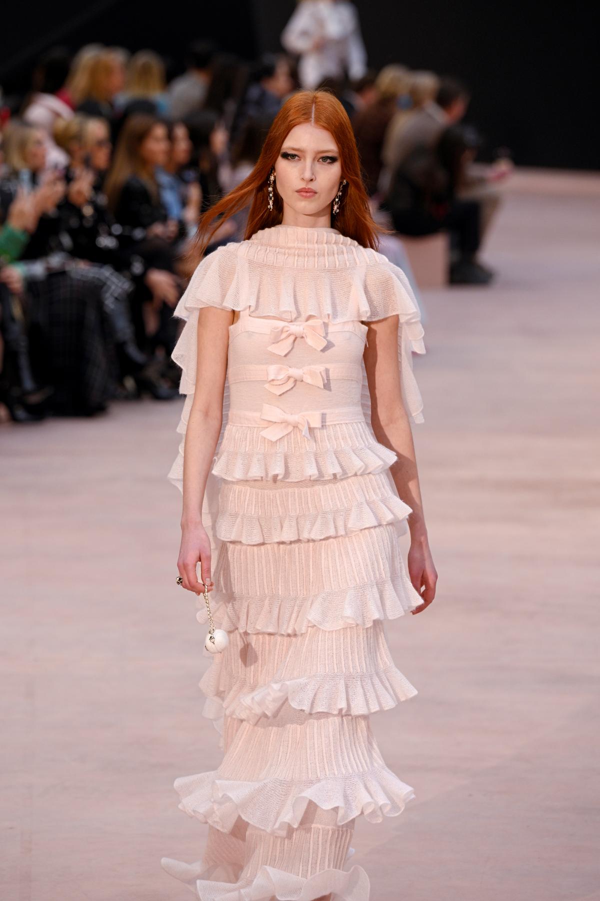 Na imagem com cor, foto de modelo no desfile da Chanel - metrópoles