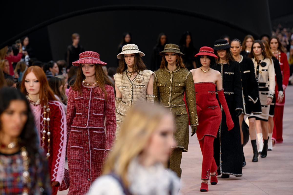 Na imagem com cor, foto de modelo no desfile da Chanel - metrópoles