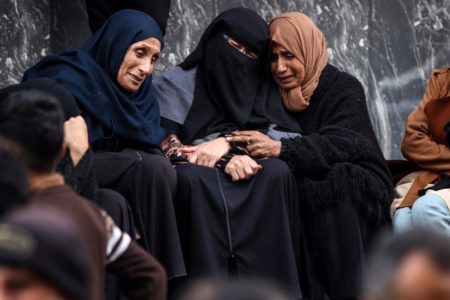 Imagem colorida mostra mulheres na Faixa de Gaza - Metrópoles