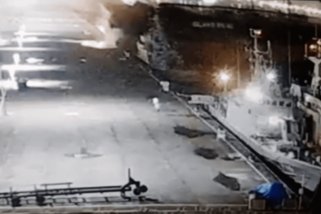 Imagem colorida de uma câmera de segurança mostra um navio colidindo com o Porto de Santos e outras três embarcações - Metrópoles