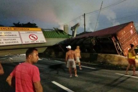 Imagem colorida mostra caminhão que derrubou passarela na Rodovia Anchieta - Metrópoles