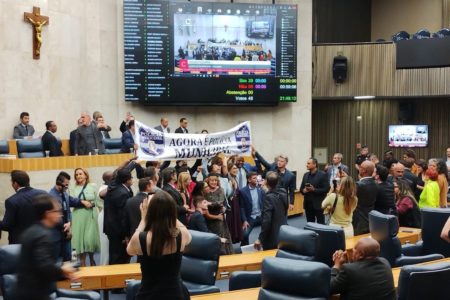 Imagem colorida mostra sessão na Câmara Municipal de São Paulo que aprovou a mudança de nome da Guarda Civil Municipal para Polícia Municipal