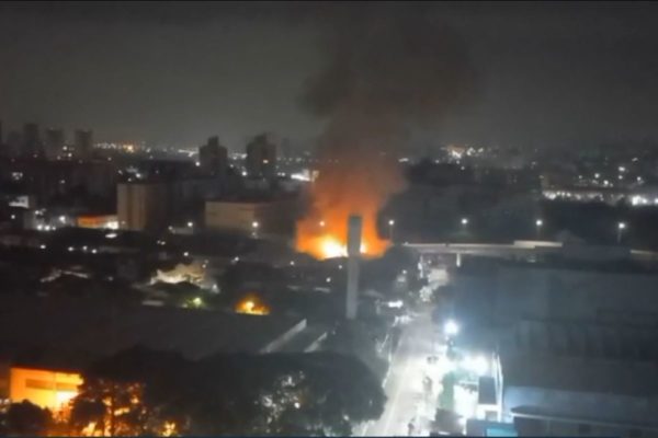 Imagem aérea colorida de incêndio em arena de games
