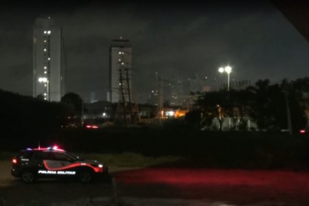 Imagem colorida de local onde polícia encontrou corpo de mulher em mala