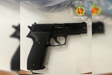 Arma de fogo de brinquedo escola da Asa Sul