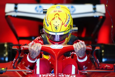 imagem colorida de Hamilton na Ferrari - Metrópoles