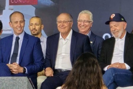 Foto colorida do prefeito de Sorocaba, Rodrigo Manga, do vice-presidente Geraldo Alckmin, do presidente Lula - Metrópoles