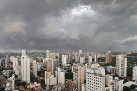 Dois dias após temporal que fez o dia virar noite e vitimou um taxista, esta sexta tem previsão de novas pancadas de chuva em São Paulo - Metrópoles