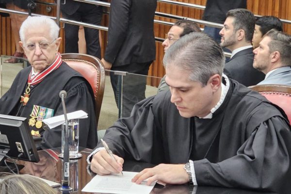 Foto colorida do conselheiro do TCE Maxwell Borges de Moura Vieira - Metrópoles