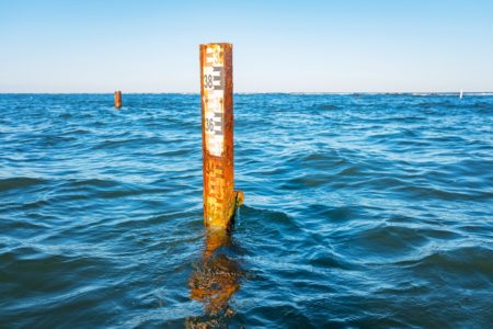 Observação da escala do nível da água para prevenir inundações e desastres - nível do mar