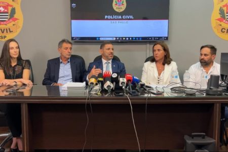 Imagem colorida de delegados em coletiva sobre inquérito de Gritzbach. Metrópoles