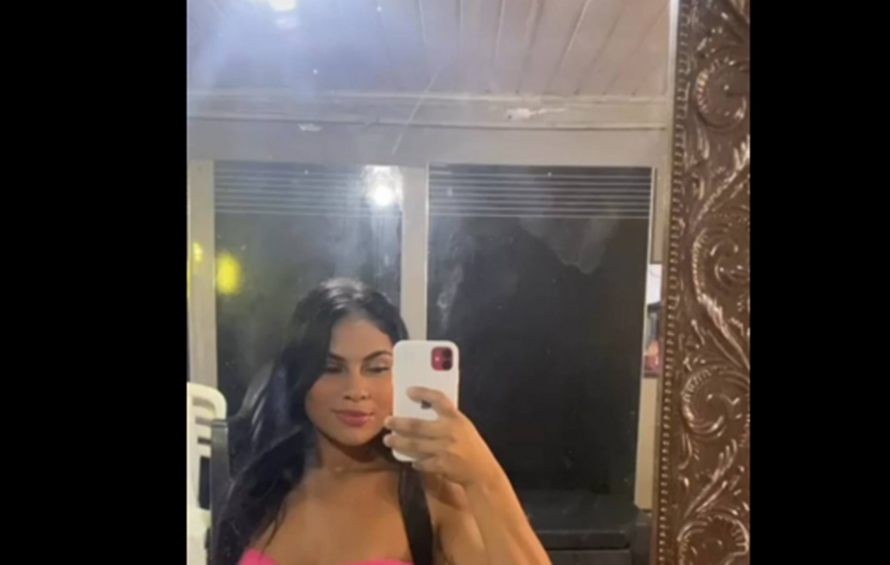 mulher fazendo selfie