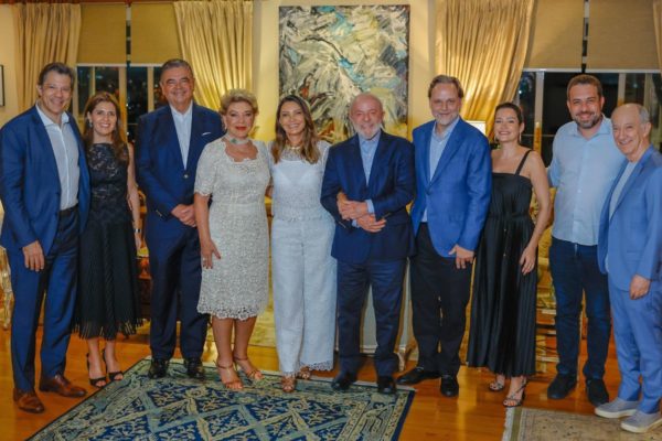 O presidente Luiz Inácio Lula da Silva (PT) com aliados na festa de Marta Suplicy