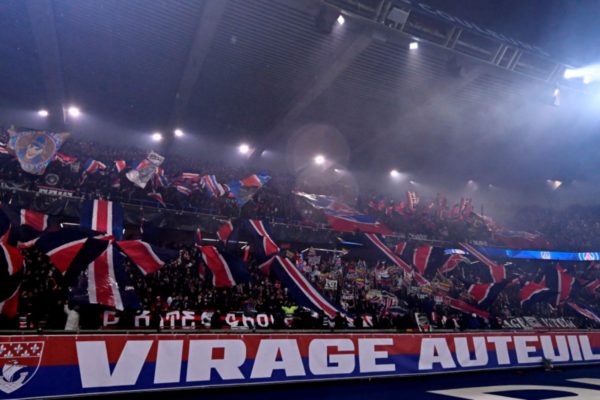 Imagem colorida da torcida do PSG - Metrópoles