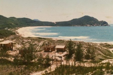 Imagem colorida da Praia do Rosa (SC) em 1960; praia isolada - Metrópoles