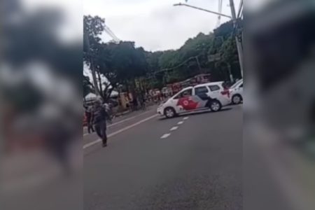 Imagem colorida mostra print de vídeo com viatura da polícia militar fechando estrada de itapecerica após acidente que causou a morte de um PM - Metrópoles