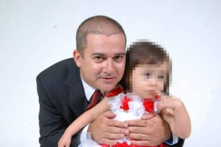 Imagem colorida de homem com filha