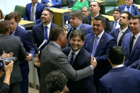Imagem colorida mostra André do Prado sendo abraçado por outros deputados estaduais em SP - Metrópoles