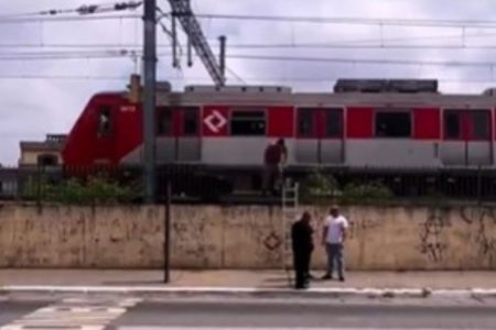 Imagem colorida mostra trem da CPTM andando pela linha 12 no trecho onde um jovem invadiu a via férrea e foi atropelado - Metrópoles