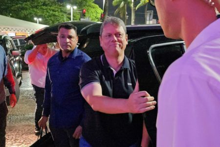 O Governador de São Paulo, Tarcísio de Freitas, chega ao hotel em Copacabana, onde Bolsonaro está hospedado, e cumprimenta apoiadores - Metrópoles