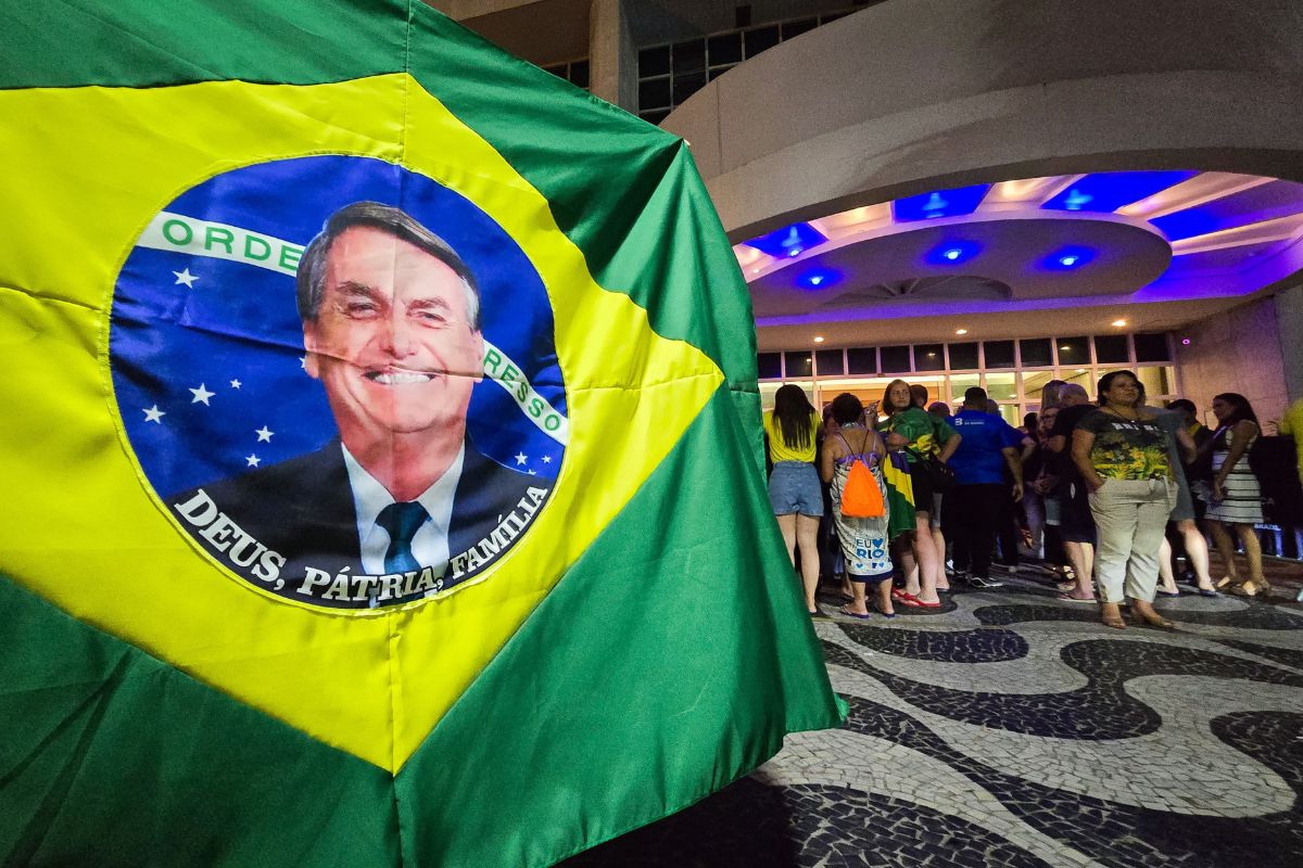 Apoiadores de Bolsonaro se reúnem em frente ao hotel Pestana Rio Atlântica, onde o ex-presidente está hospedado, em Copacabana - Metrópoles