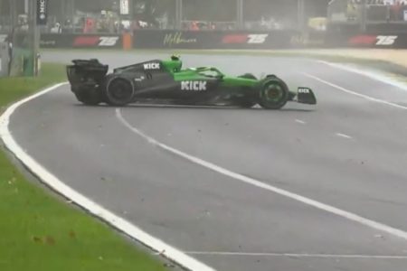 Foto colorida de Gabriel Bortoleto, da Sauber, rodando no GP da Austrália de Fórmula 1 - Metrópoles