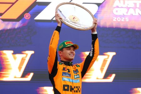 Foto colorida de Lando Norris, comemorando vitória no GP da Austrália de F1 - Metrópoles