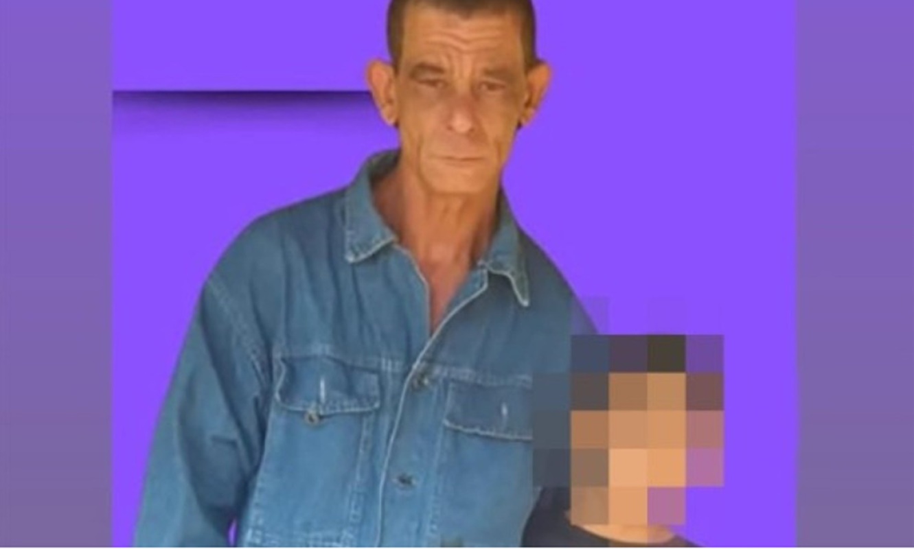 homem ao lado de criança