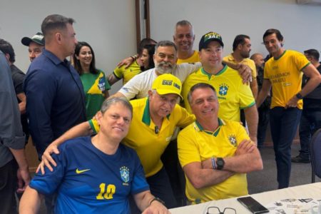 O ex-presidente Jair Bolsonaro (PL) com o governador Tarcísio de Freitas (Republicanos-SP) e mais aliados