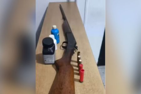 Imagem colorida mostra espingarda encontrada na casa de homem preso por agredir mulher - Metrópoles