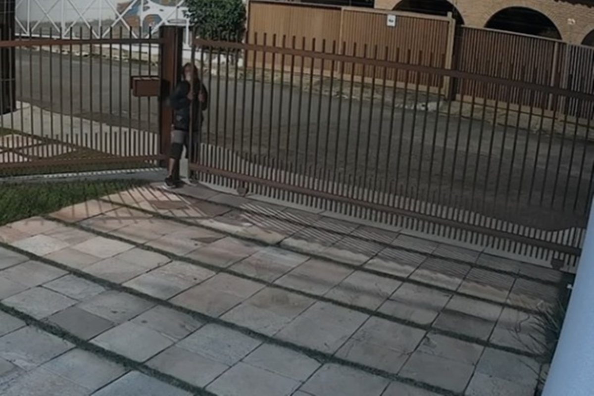 Imagem colorida de homem entrando em uma das casas que foi acusado de roubar - Metrópoles