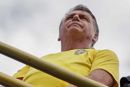 Imagem colorida do ex-presidente Jair Bolsonaro durante ato em Copacabana - Metrópoles