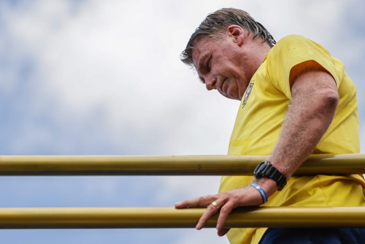 Imagem colorida do ex-presidente Jair Bolsonaro durante ato em Copacabana - Metrópoles