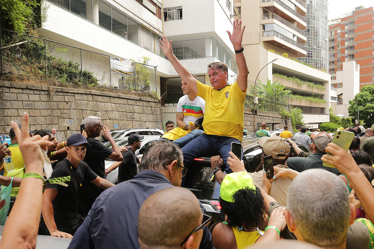Bolsonaro usa colete à prova de balas em manifestação no Rio