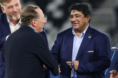 Foto colorida de John Textor, dono de Lyon comprimentando Ednaldo Rodrigues - Metrópoles